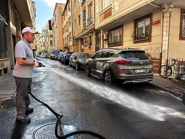 KÂĞITHANE’DE SOKAKLAR TEMİZLİKLE NEFES ALIYOR