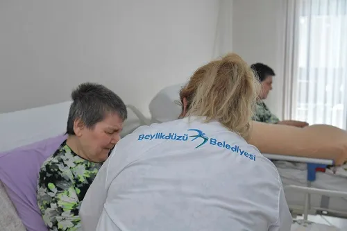 BEYLİKDÜZÜ’NDE “EVDE ÖZ BAKIM HİZMETİ” UZMAN EKİPLERCE GERÇEKLEŞTİRİLİYOR