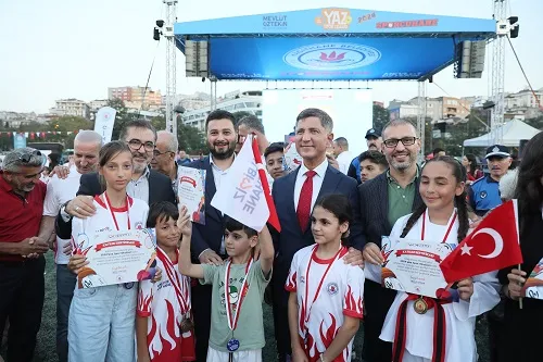 KÂĞITHANE’DE YAZ SPOR OKULLARI ŞÖLENLE KAPANDI
