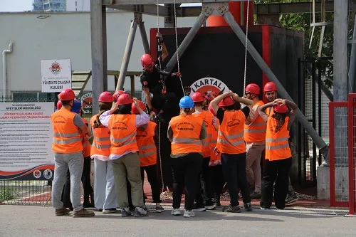 Kartal Belediyesi’nden Sağlık Çalışanlarına Uygulamalı Afet ve Kentsel Arama Kurtarma Eğitimi