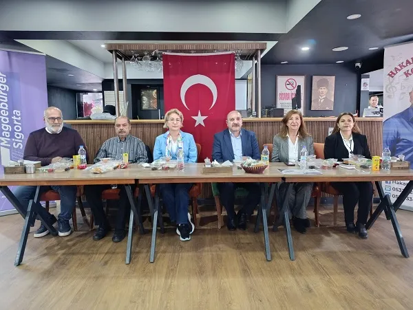 HAKAN ÜNLÜLER KOROSU BAYRAMDA SAHNEDE