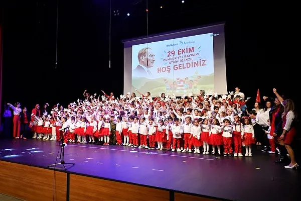 MİNİKLER CUMHURİYET COŞKUSUNU SAHNEYE TAŞIDI