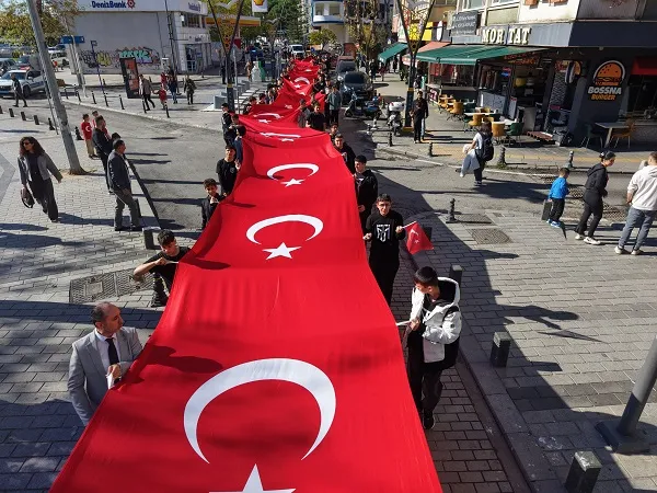 PENDİK’TE 102 METRELİK TÜRK BAYRAĞI İLE CUMHURİYET KUTLAMASI