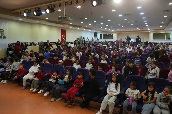 Kartal Belediyesi’nden Miniklere Renkli Tiyatro Şöleni