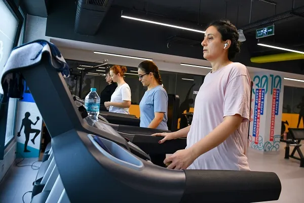 BEYLİKDÜZÜ BELEDİYESİ YETİŞKİN SPOR KURSLARIYLA SAĞLIKLI YAŞAMI DESTEKLİYOR
