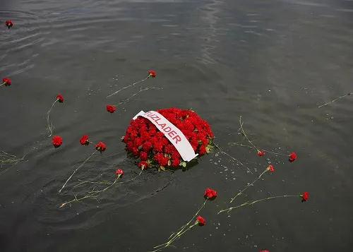 Tuzla’da Denize Karanfiller Bırakıldı