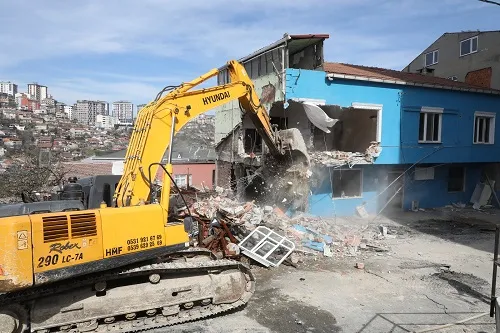 Toprak Kaymasında Hasar Gören 6 Binanın Yıkımına Başlandı
