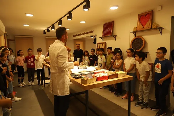 ÇOCUKLAR EL YAPIMI KÂĞITLA HEM ÖĞRENİYOR HEM ÜRETİYOR