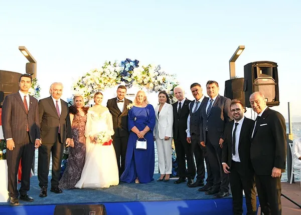 YENİLENEN TUZLA MEKAN İSKELE, NİKAH TÖRENİYLE AÇILIŞINI YAPTI
