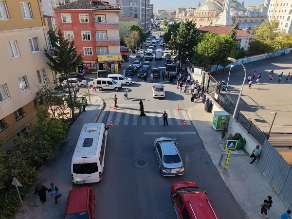 ZABITA EKİPLERİ OKUL ÖNLERİNDE GÜVENLİĞİ SAĞLIYOR