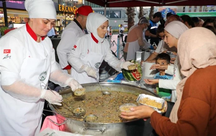 Aşure Kazanları Kardeşlik İçin Kaynadı