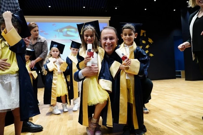 BEYLİKDÜZÜ’NDE MİNİKLERİN KARNE HEYECANI