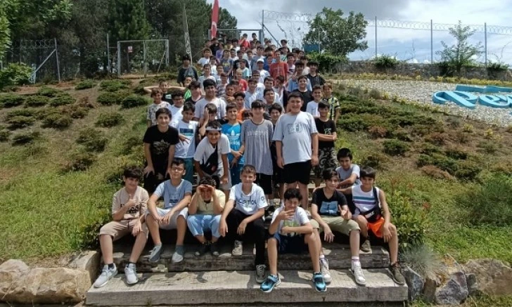 Çocuklar doğanın içerisinde kamp yapıp eğleniyor