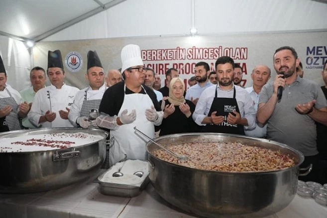 KÂĞITHANE’DE 25 BİN KİŞİYE AŞURE İKRAM EDİLDİ