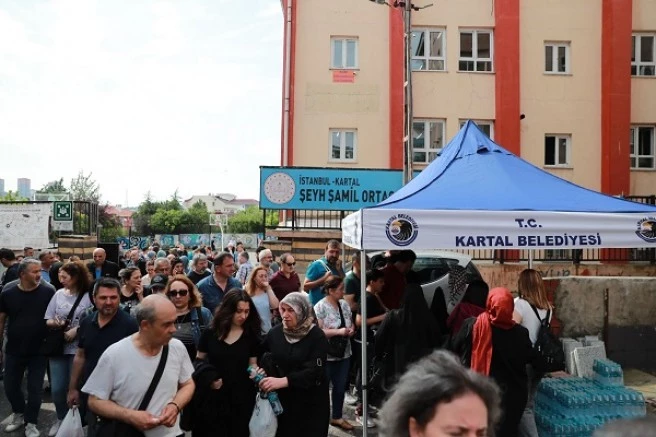 Kartal Belediyesi Üniversite Sınavında Öğrencilerin Yanında