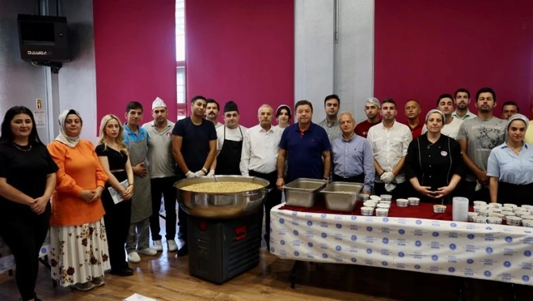 Maltepe’nin Yedi Noktasında Aşure Dağıtıldı