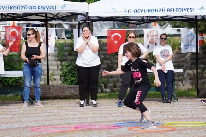  MİNİK İZCİLERDEN DEPREMZEDE ÇOCUKLARA HEDİYE