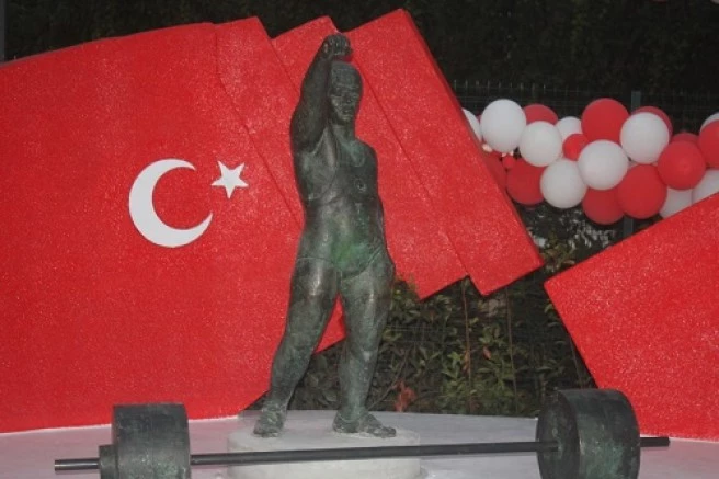 Naim Süleymanoğlu Kartal