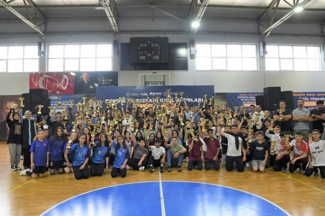 “Pendik Okul Sporları Turnuvaları”nda dereceye girenler kupalarını aldı